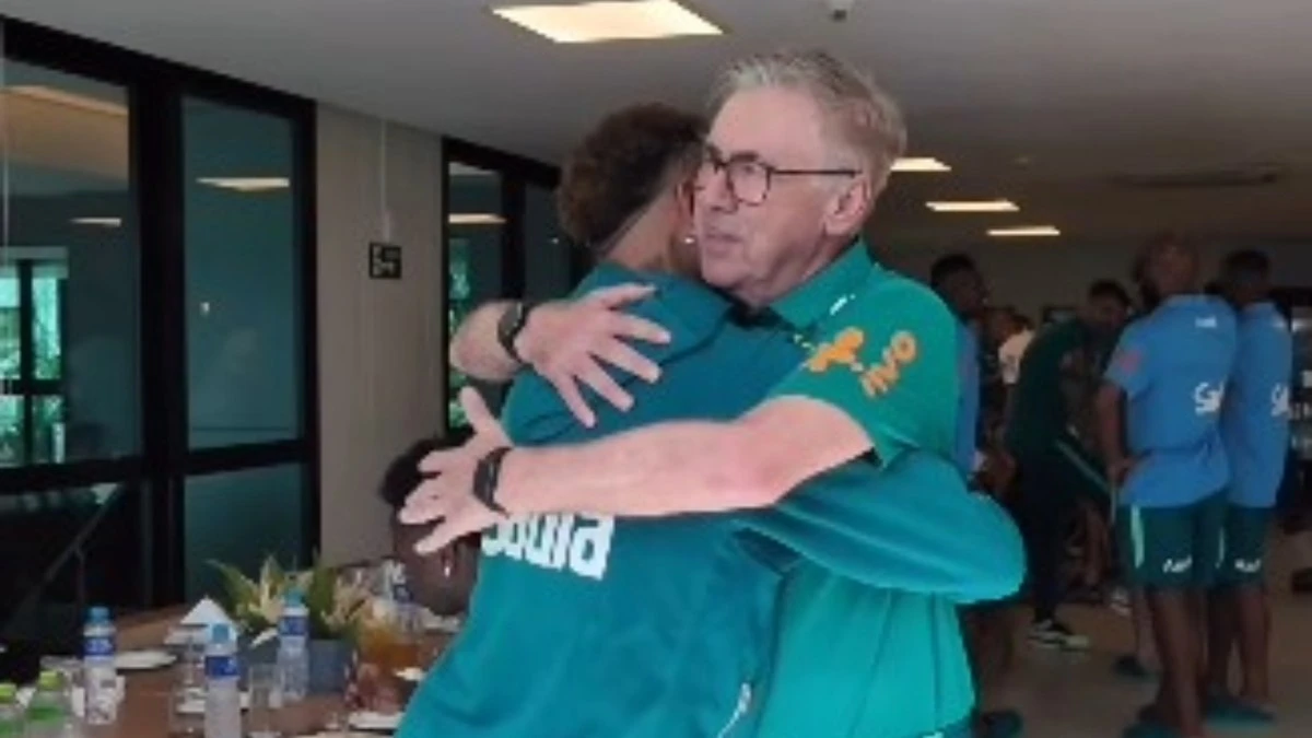 Ancelotti recebe Neymar na apresentação do Brasil em Teresópolis
