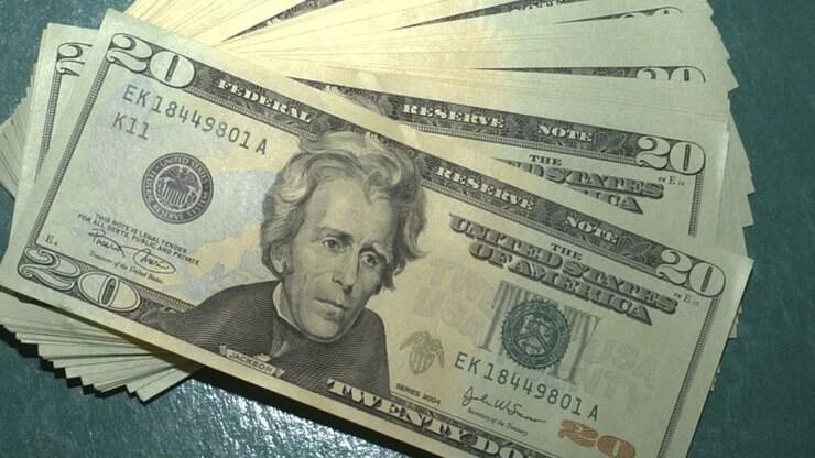 Dólar dispara e fecha em R$5,76, maior valor em cinco meses; Bolsa cai quase 4%