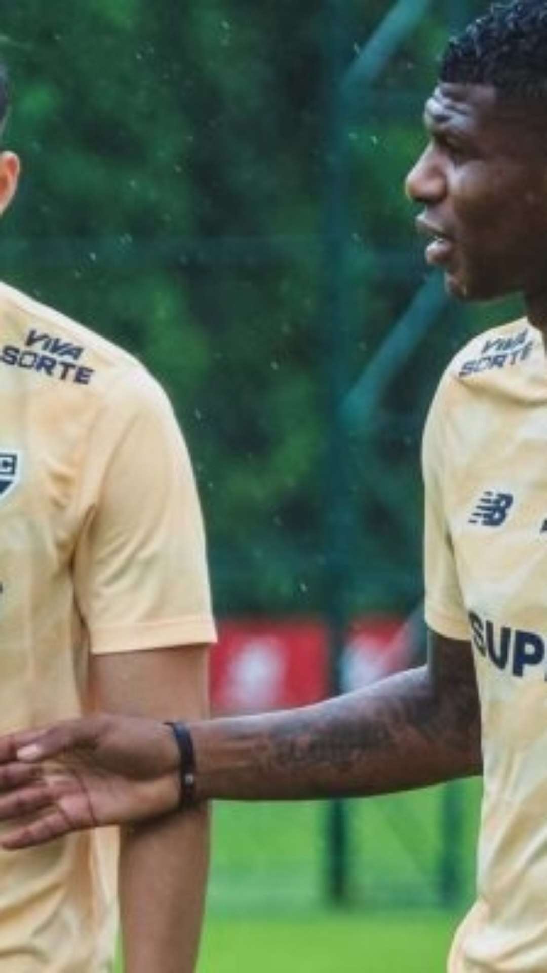 São Paulo: Arboleda leva pancada em treino e vira dúvida contra o Athletico-PR