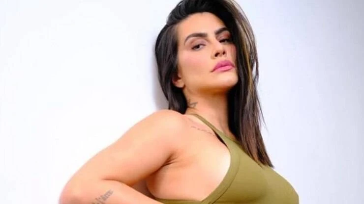 Cleo posta foto sensual e revela: 