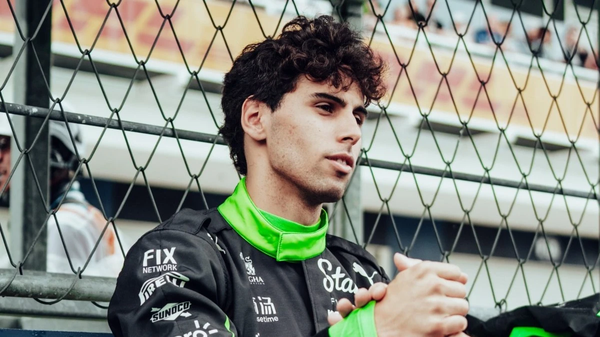 Piloto da F1, Bortoleto ganha camisa de time da Série A; assista
