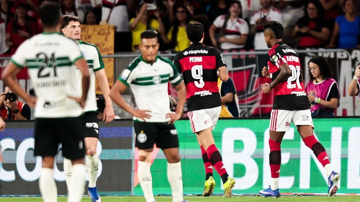 Com um a mais, Flamengo atropela Coritiba no adeus antes da Copa