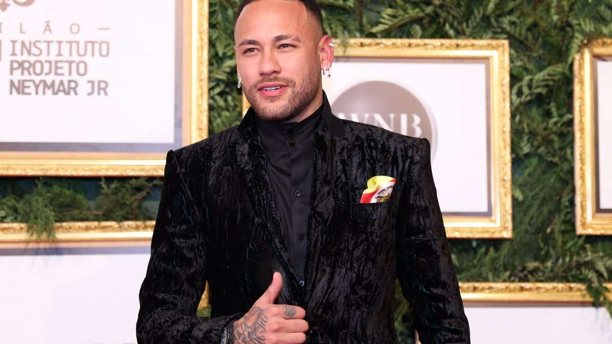 Neymar ganha relógio exclusivo de R$ 2 mi inspirado em carro da Bugatti; assista