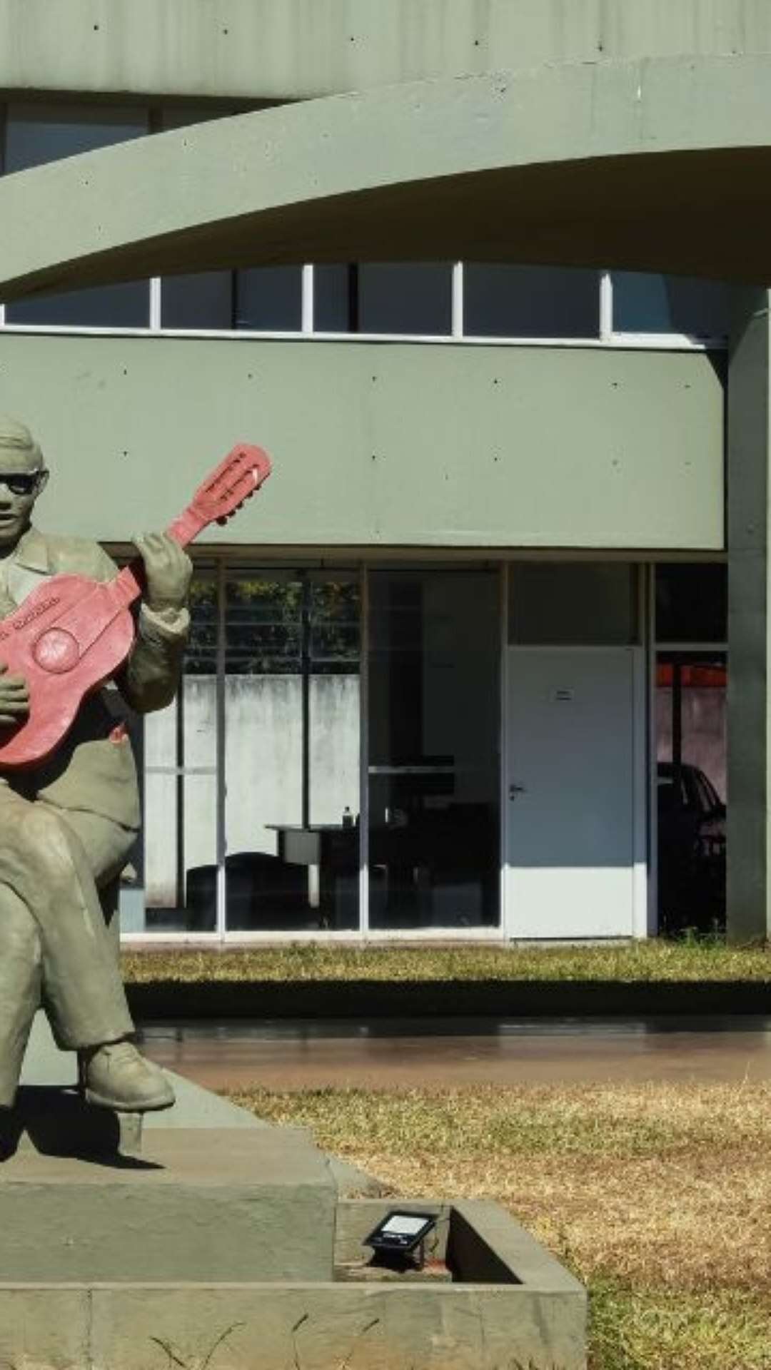 Inspirada na canção de Luiz Gonzaga, a Casa do Cantador tem os traços de Niemeyer