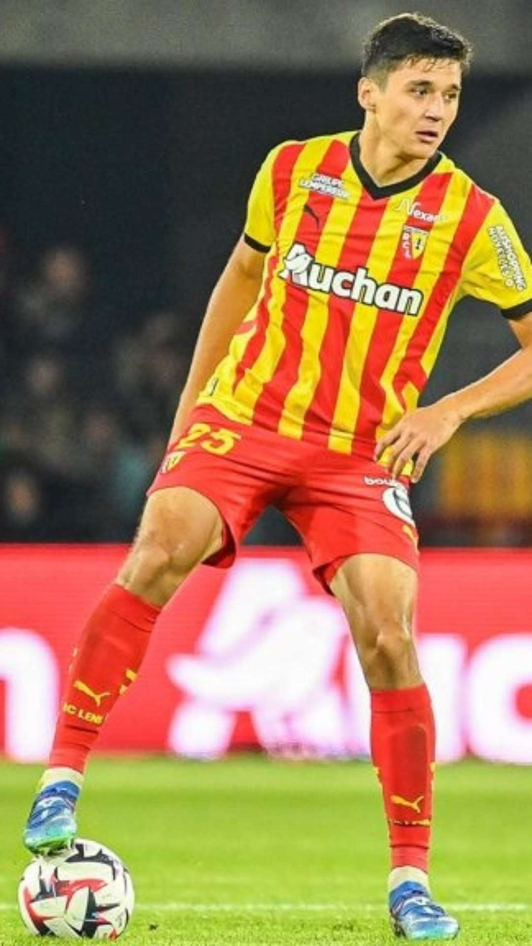 Zagueiro revelação do Lens atrai interesse de City e Real Madrd