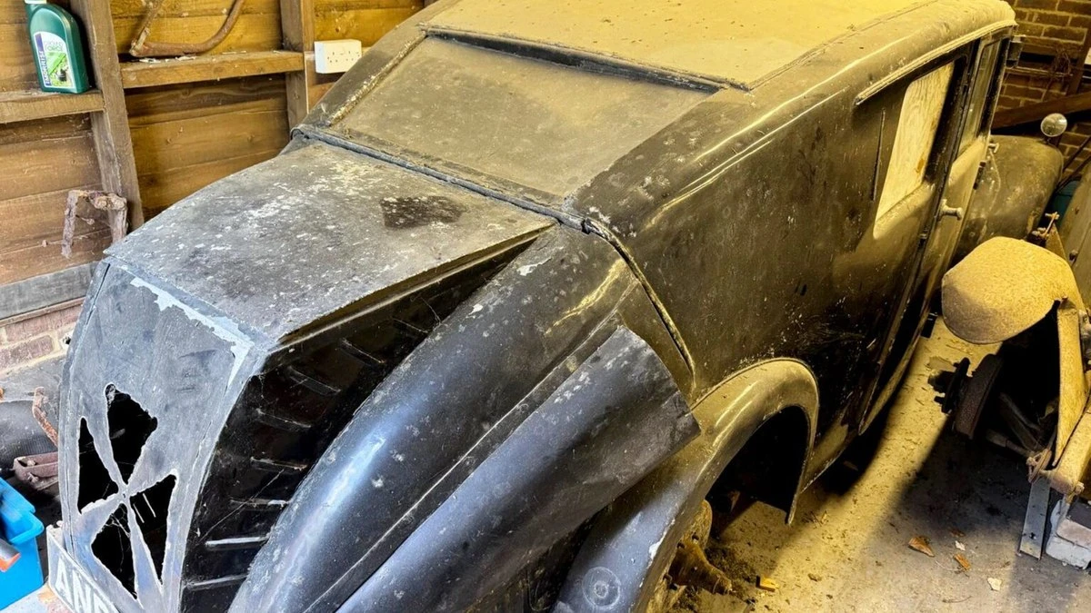 Carro raro achado em celeiro é vendido por R$ 420 mil