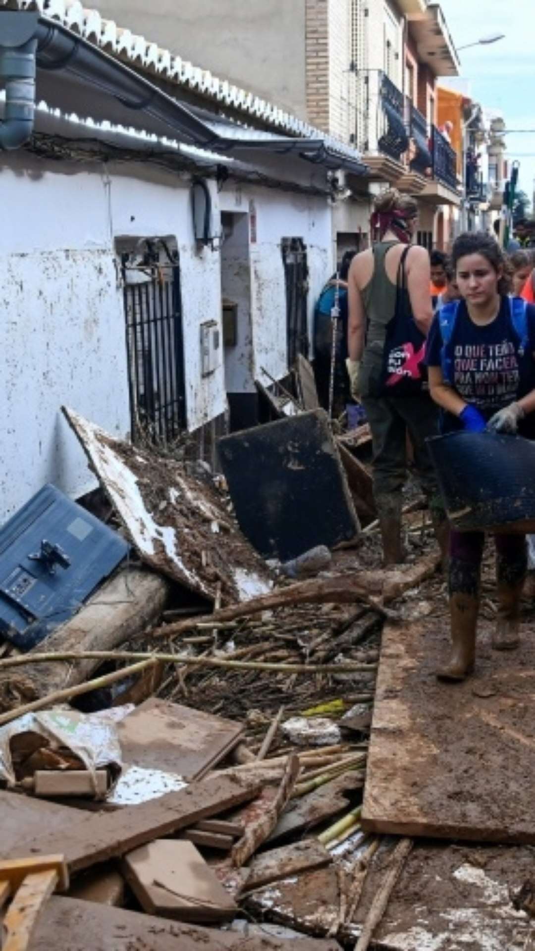 Milhares de agentes adicionais serão enviados às regiões devastadas por enchentes na Espanha