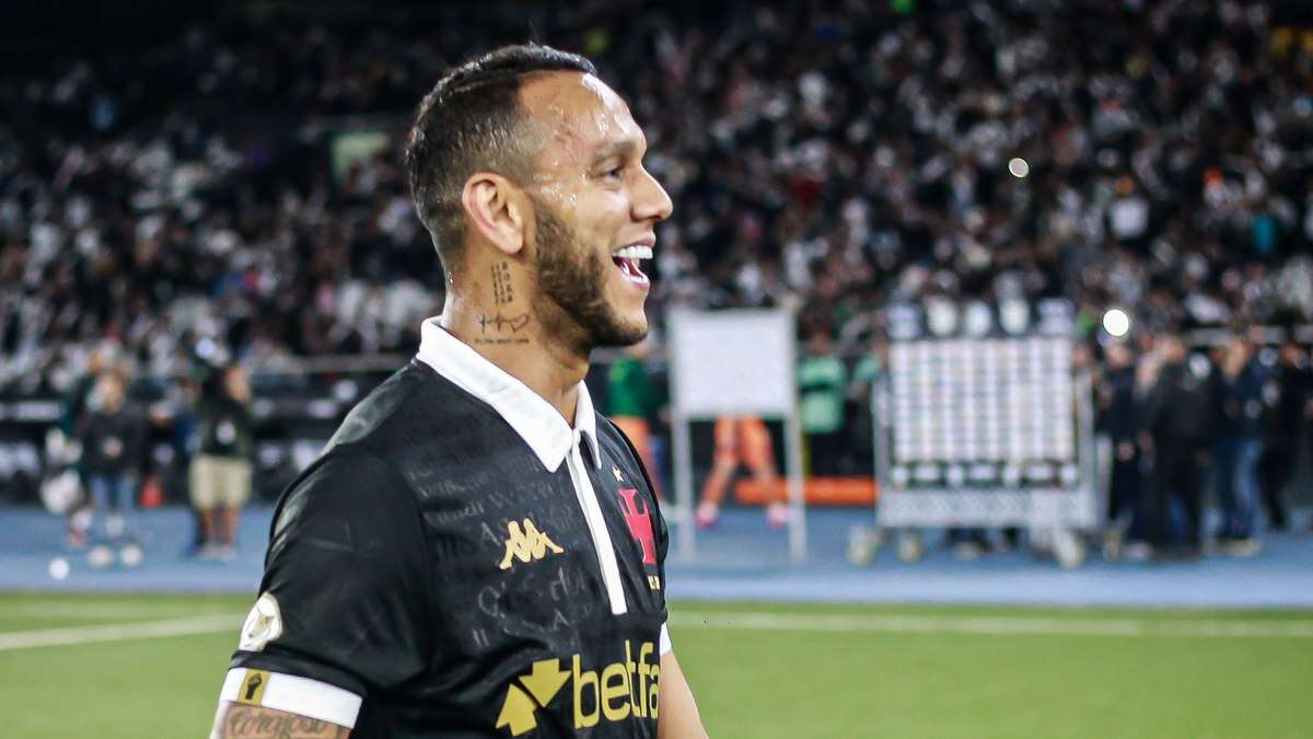 Vasco: Souza recupera carro após sofrer assalto com fuzil no Rio de Janeiro