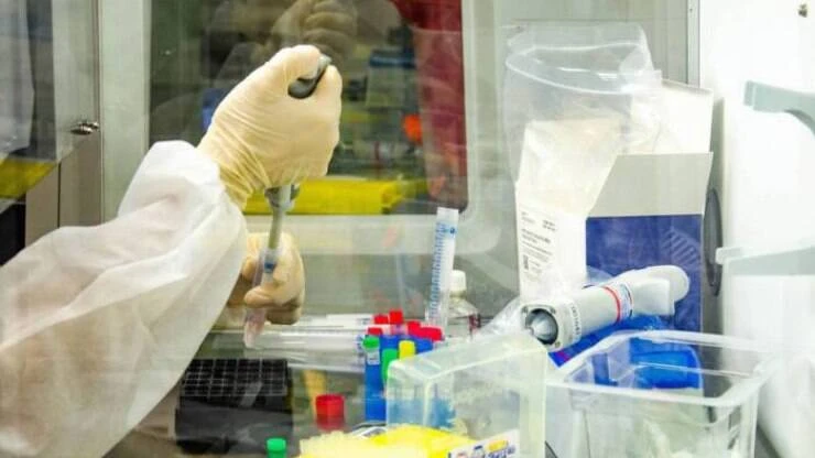 Paris fecha bares e adota medidas mais rígidas para conter Covid-19