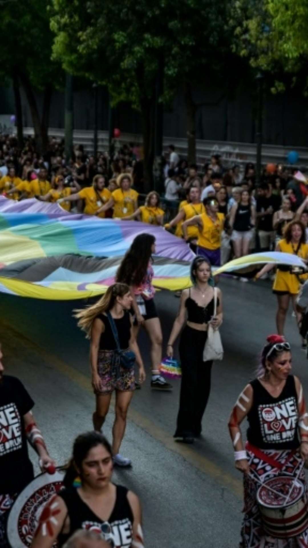 Lei do casamento homoafetivo 'não basta', denunciam gregos na Marcha do Orgulho