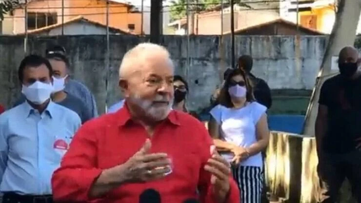 Lula vota em São Bernardo e diz estar confiante em bom desempenho do PT
