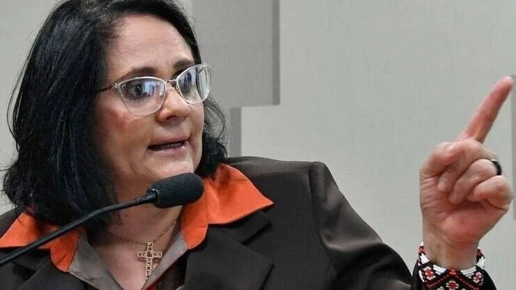 PF investiga transações entre assessores de Damares e blogueiro bolsonarista