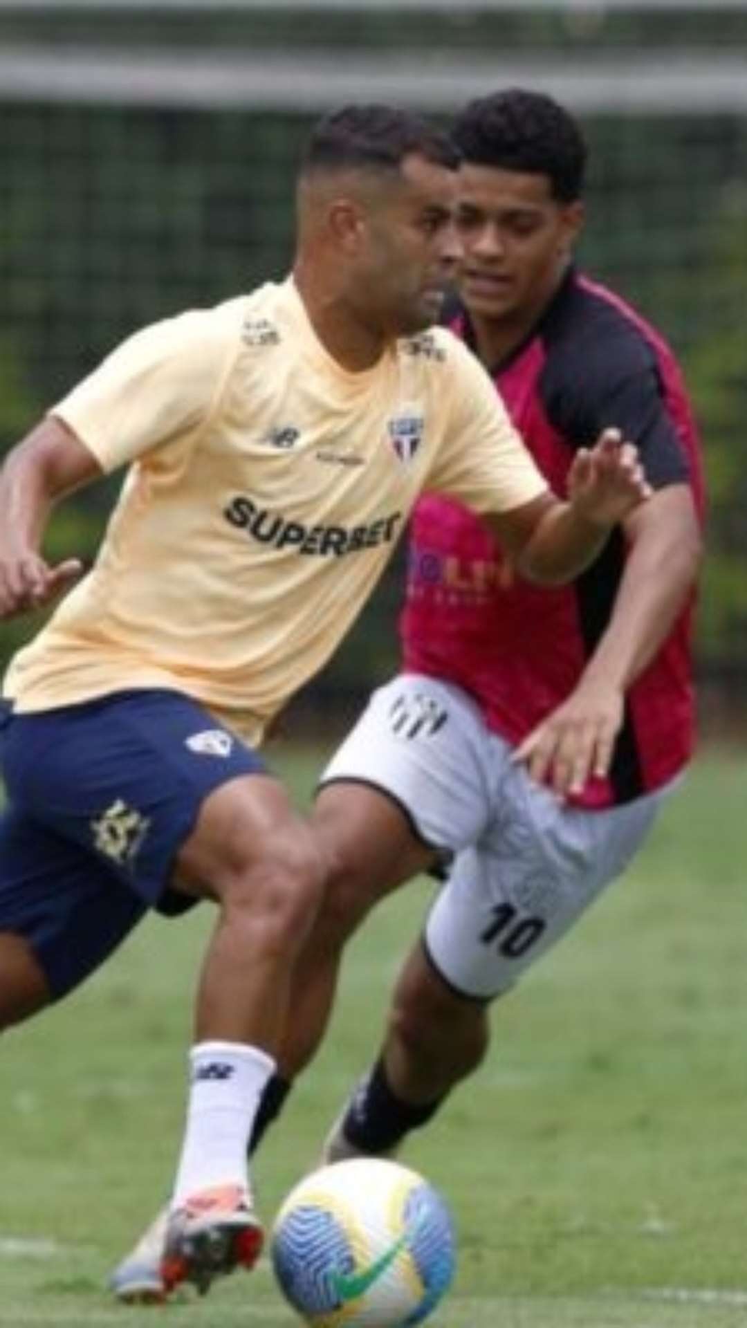 Alisson participa de vitória do São Paulo em jogo-treino