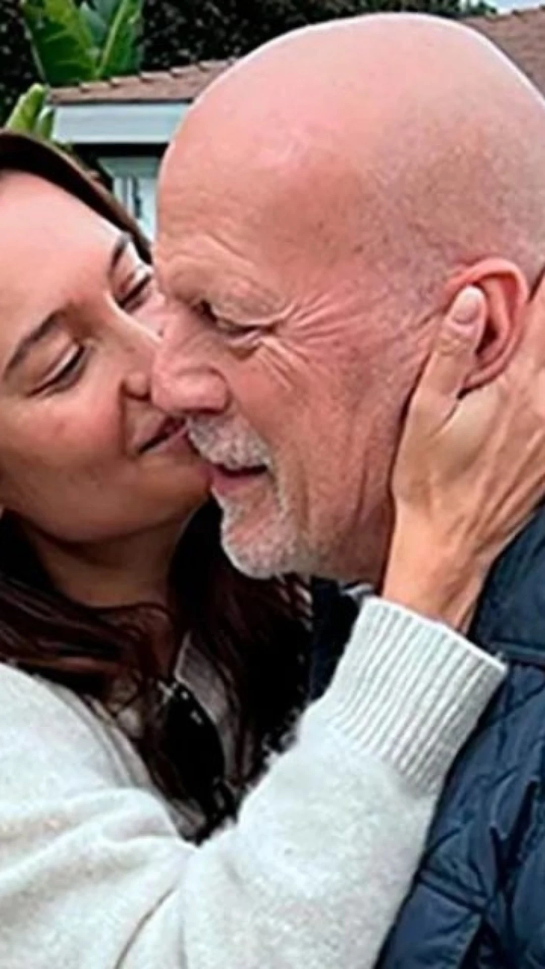 Esposa de Bruce Willis revela estratégias do ator para contornar a demência enquanto atuava
