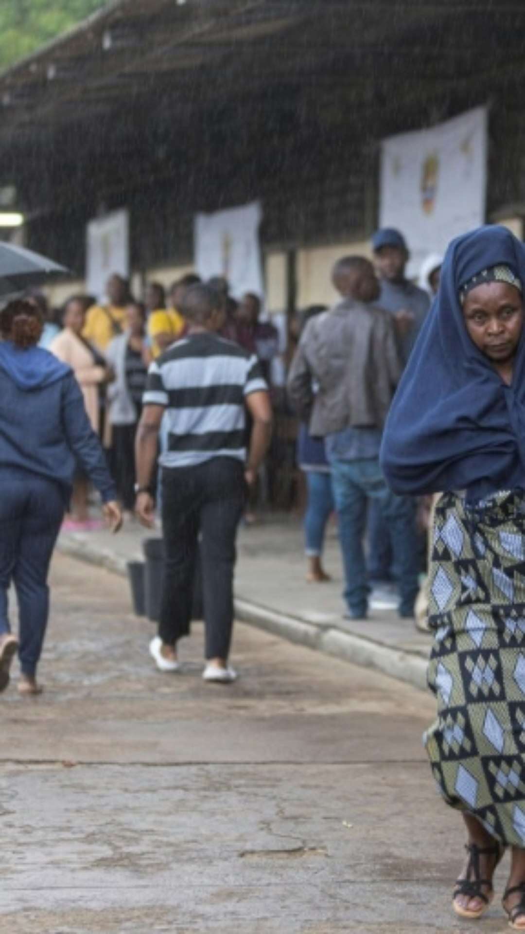 Moçambique abre votação para eleger presidente e Parlamento em clima de tensão