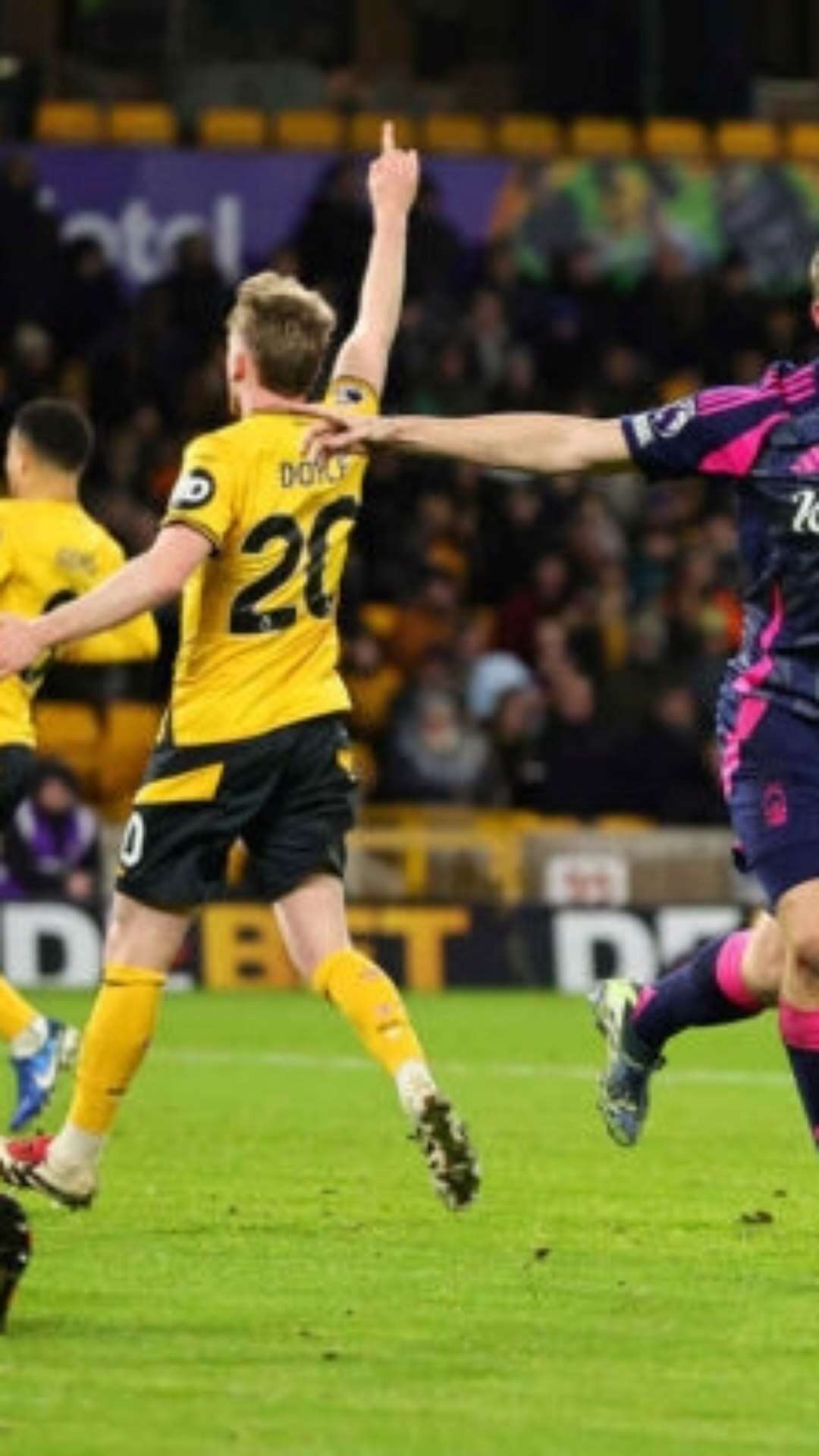 Nottingham vence Wolves e chega à sexta vitória seguida na Premier League