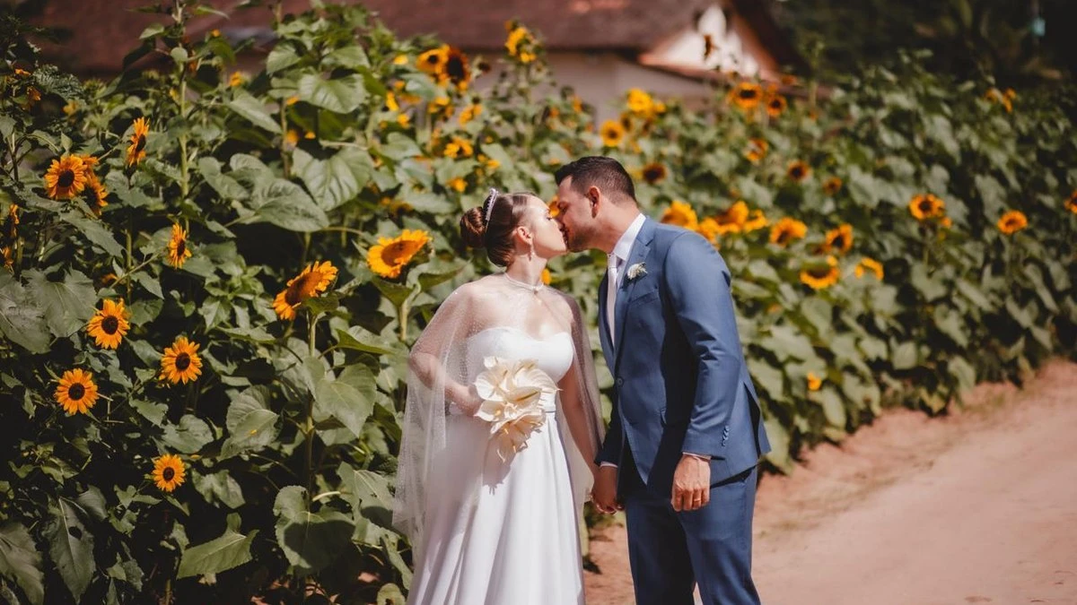 Casal planta girassóis para o próprio casamento: 