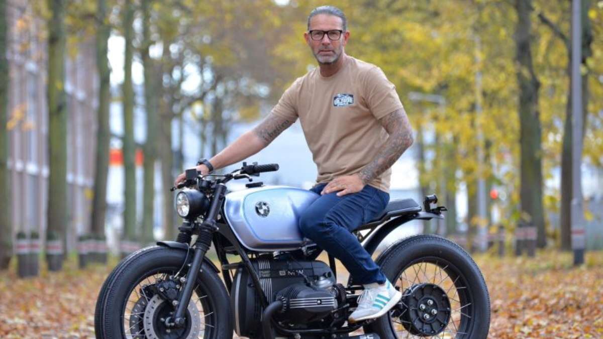 Designer
atrai celebridades a oficina de motos clássicas