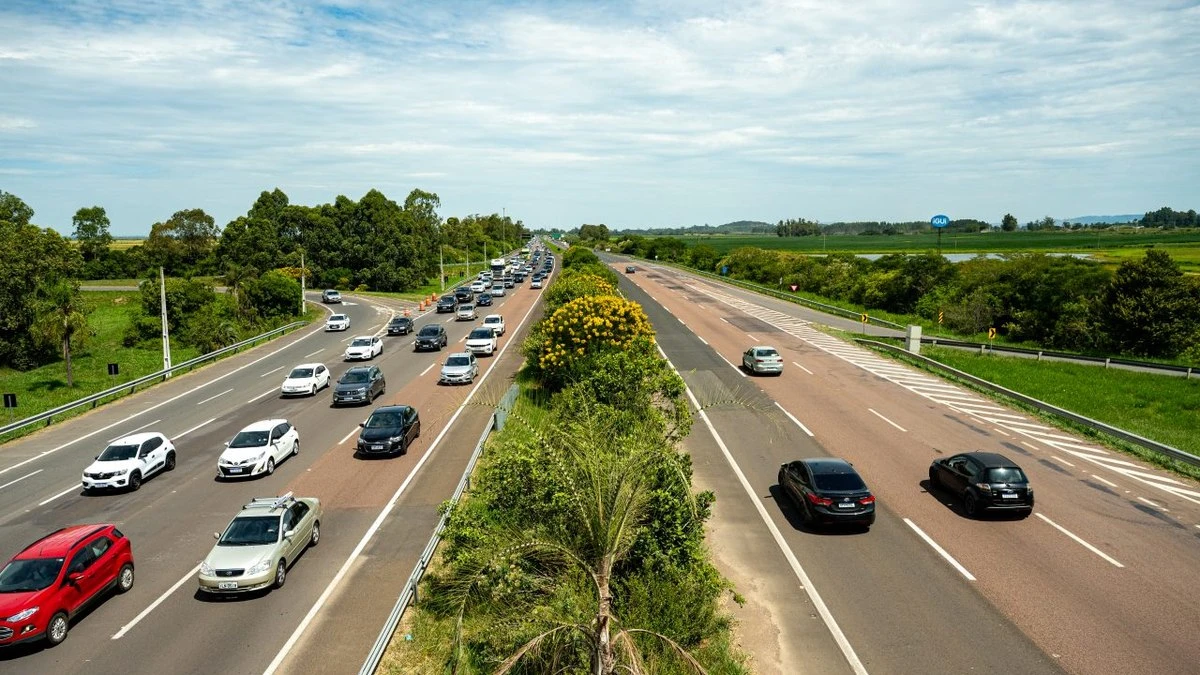 Feriado terá fluxo intenso em direção à serra e ao litoral no RS