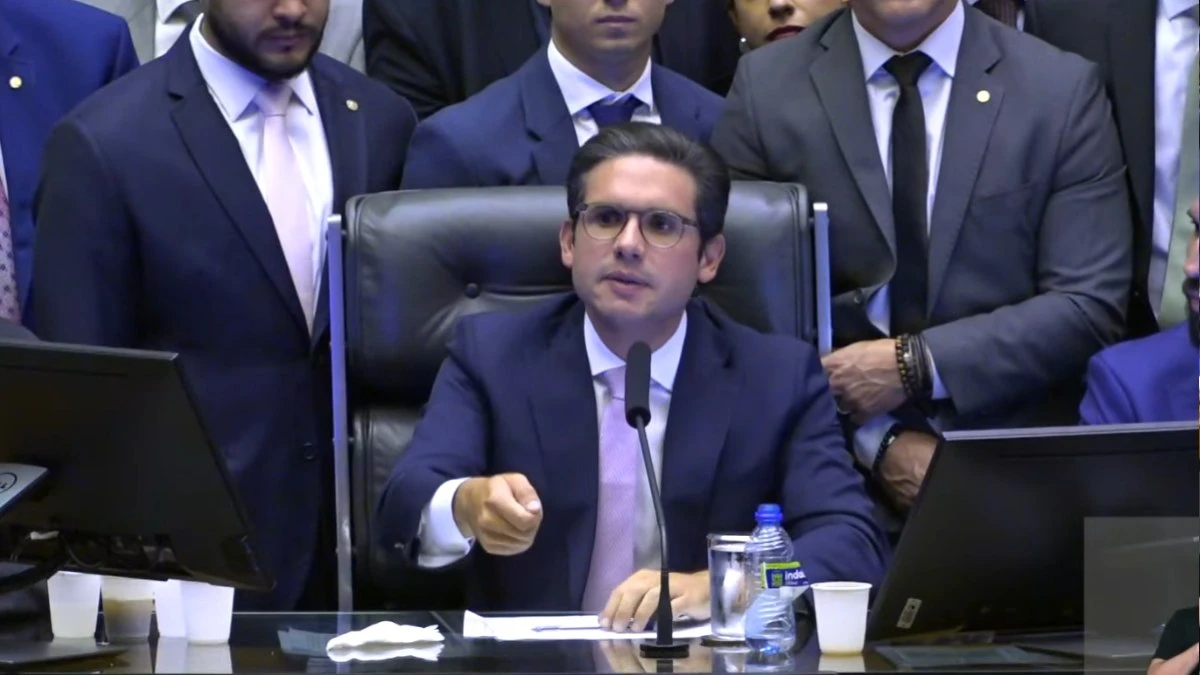 Motta controla rebelião e indica que democracia está à venda, sim