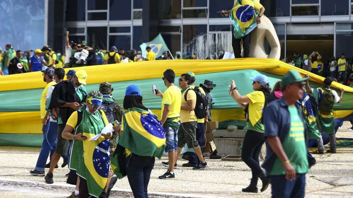 Influenciadores incitaram e lucraram com 8 de janeiro, diz Abin à CPI