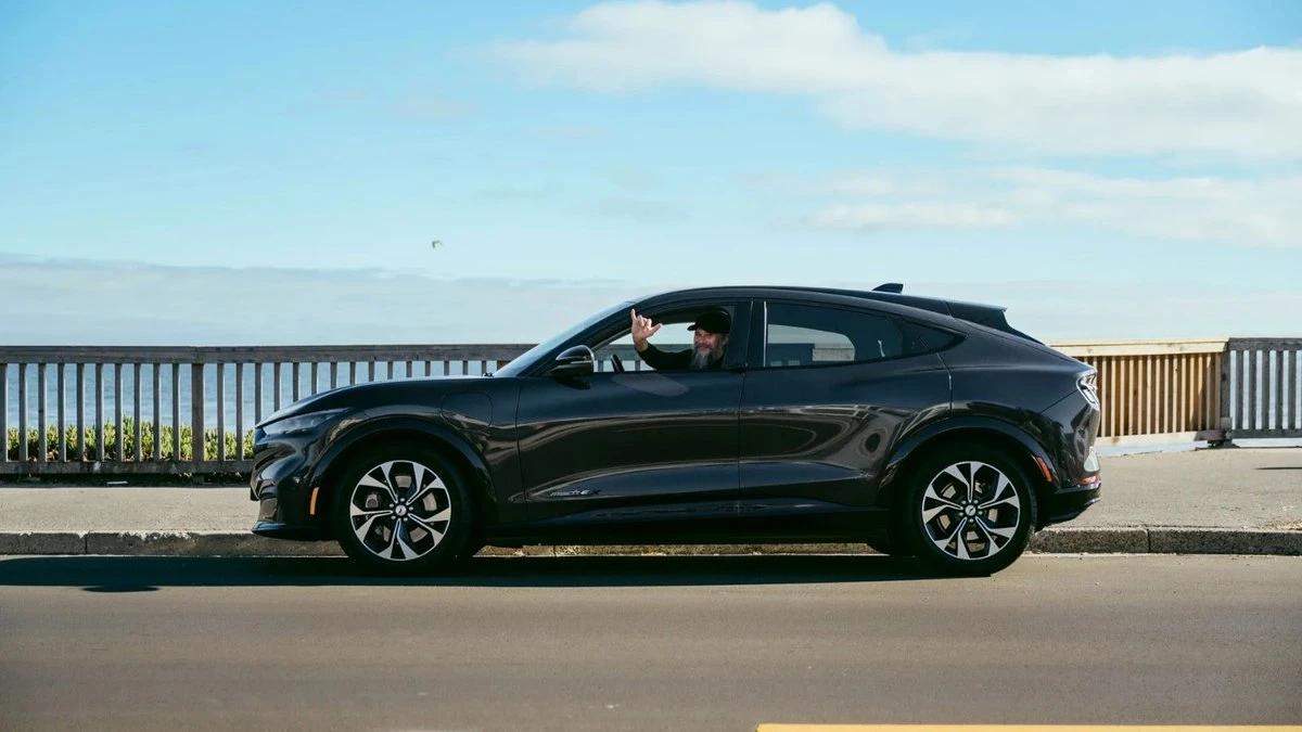 Ford Mustang Mach-E roda 400 mil km e preserva 92% da bateria