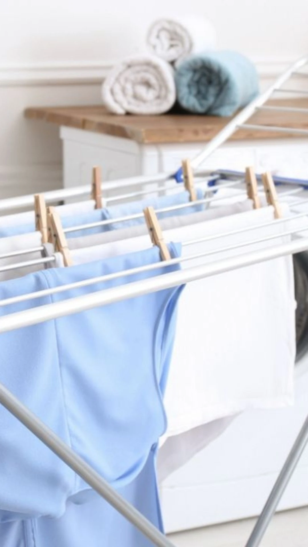 Como tirar os cheiros das roupas que não secaram bem