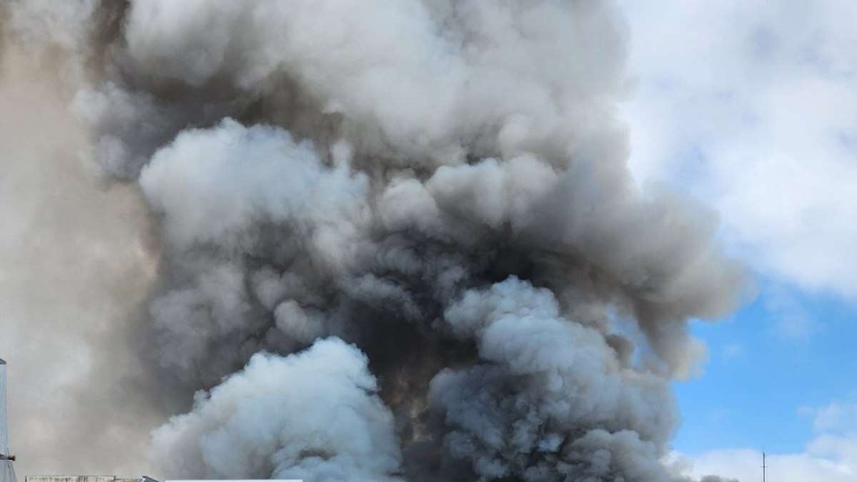 Incêndio no Shopping 25 Brás: homem é internado por intoxicação e prédio pode desabar