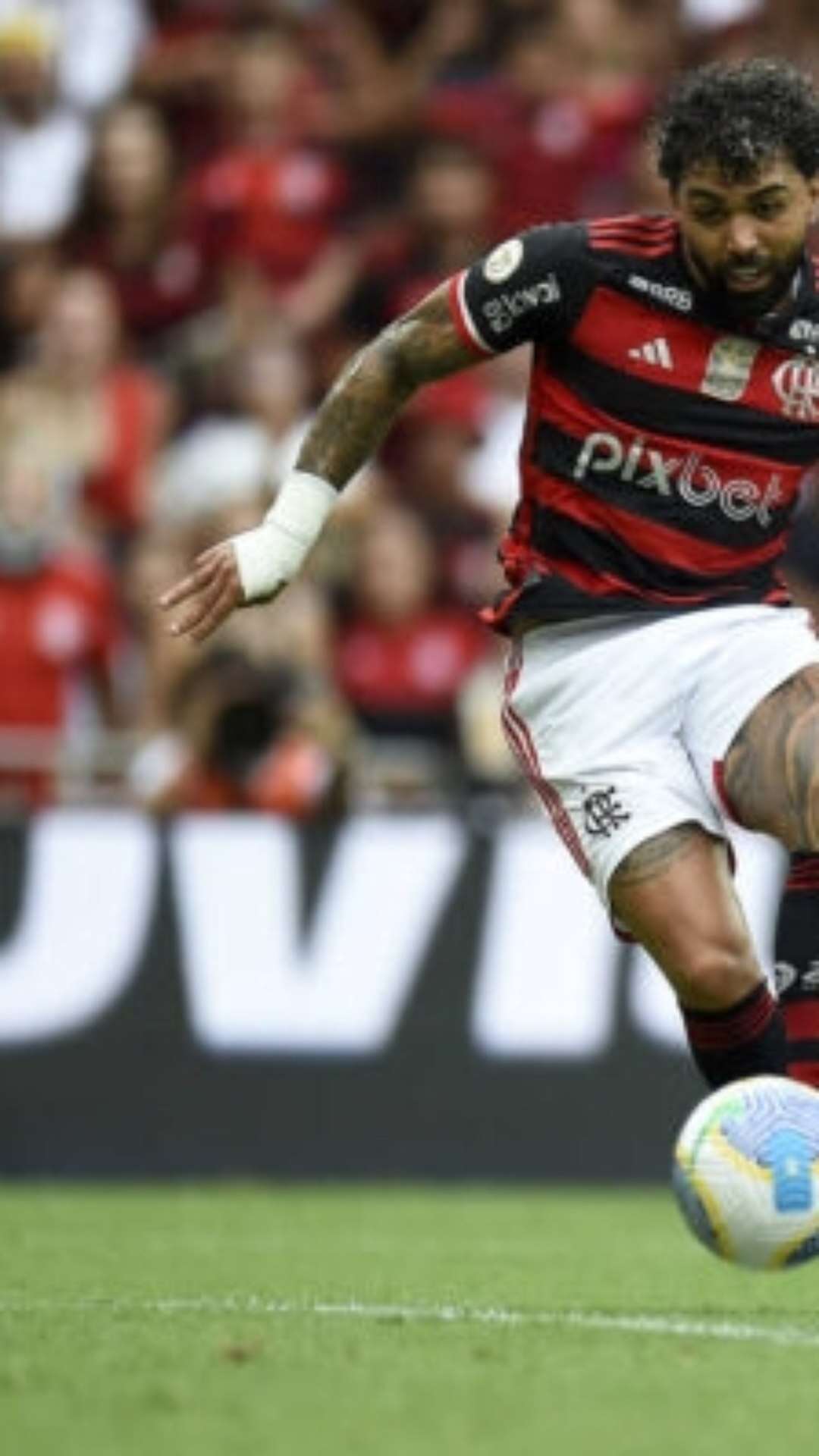 Pai de Gabigol projeta volta do atacante ao Flamengo: ‘Voltaremos a sorrir juntos’