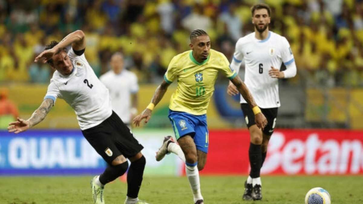 Raphinha ironiza repórter e elogia a seleção após empate com o Uruguai: 'jogamos pra c...'