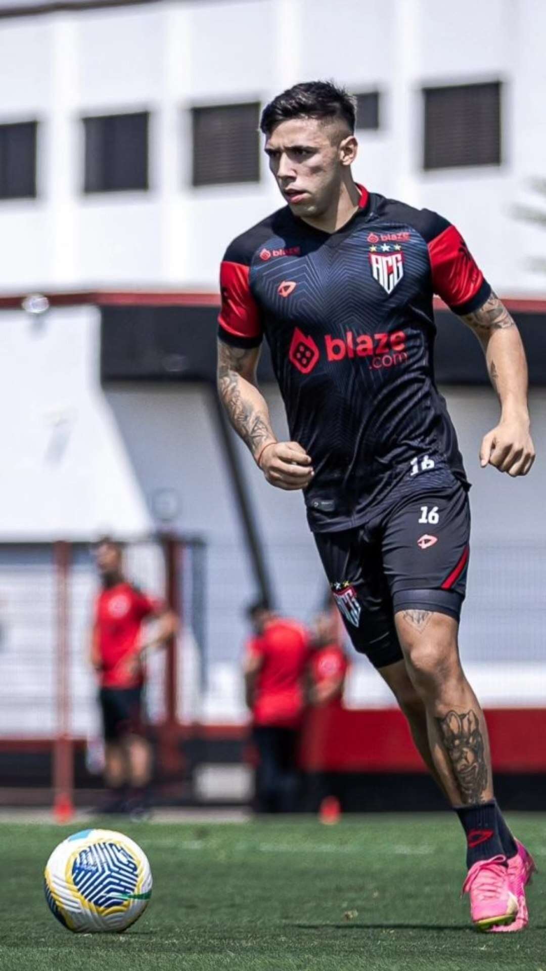 Atlético-GO decide rescindir contrato com atacante titular