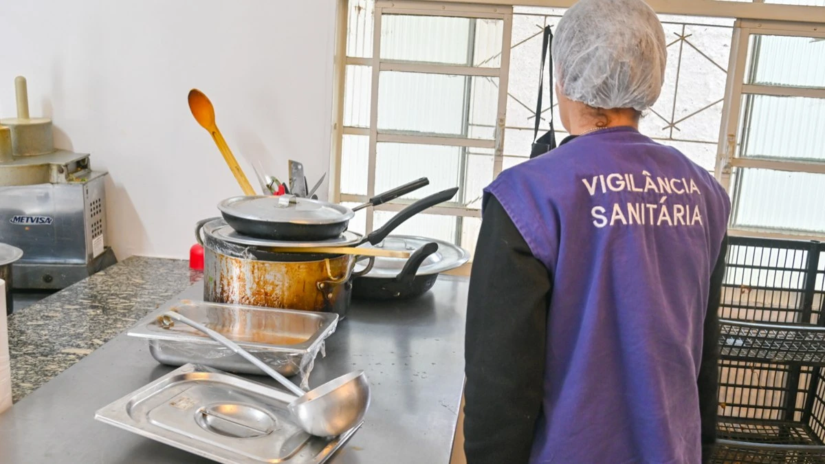 Estudantes passam mal após almoço em RU e cozinha é interditada