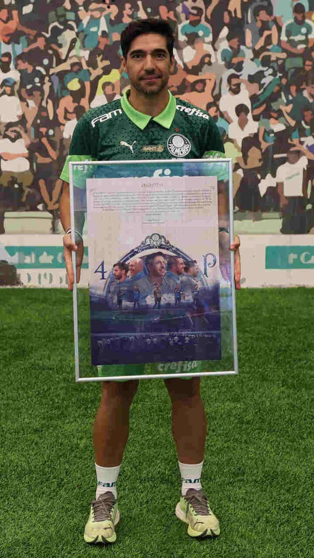 Abel recebe homenagem pelos quatro anos de Palmeiras: ‘Nunca imaginei ser tão acarinhado’