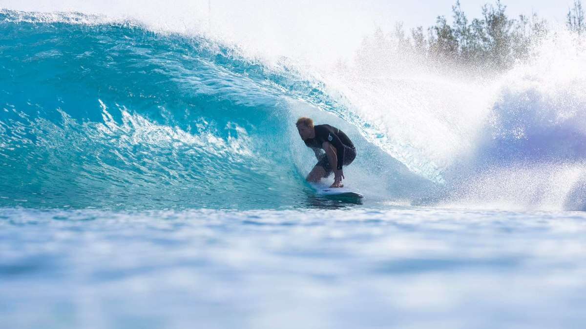 Vídeo: príncipe Harry chama a atenção surfando em piscina de ondas de Kelly Slater