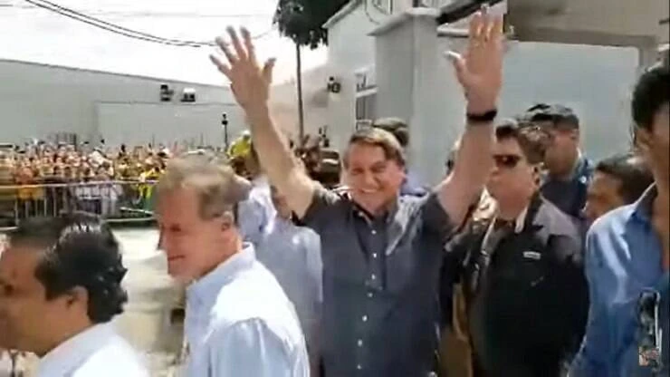 Bolsonaro faz piada homofóbica em evento: 