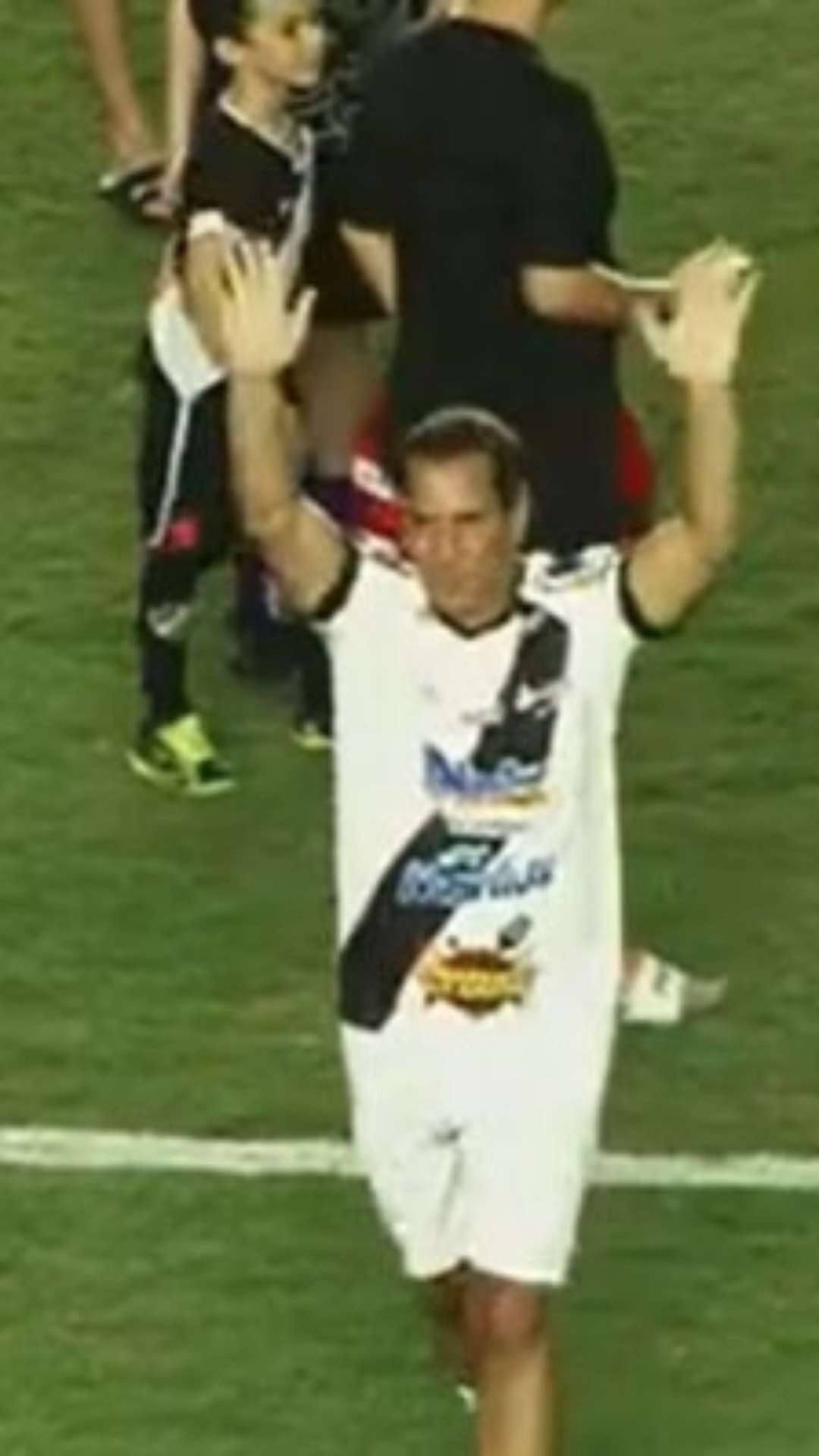 Edmundo brilha em jogo com ídolos do Vasco no Ceará