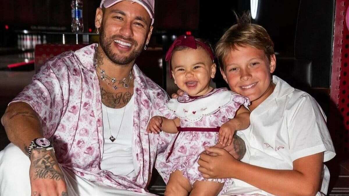 Filha de Neymar surge segurando passaporte com apenas três meses de vida