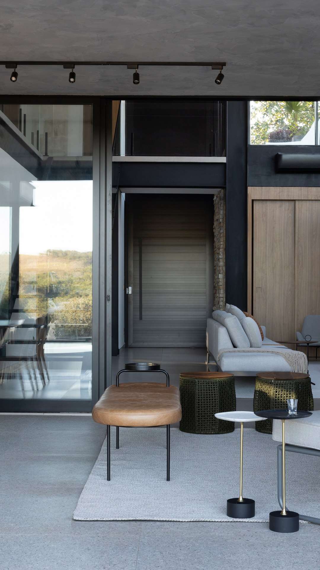 Casa de 344 m² destaca varanda gourmet com teto em cimento queimado