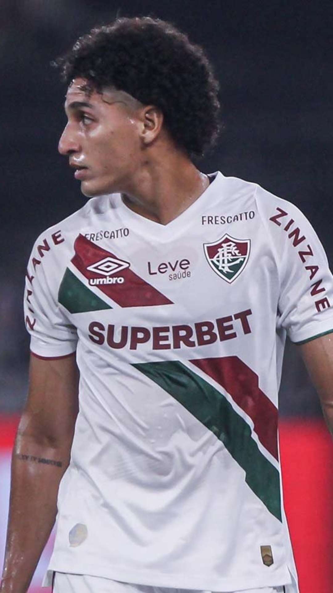 Fuentes se consolida na lateral do Fluminense e vive momento de garçom