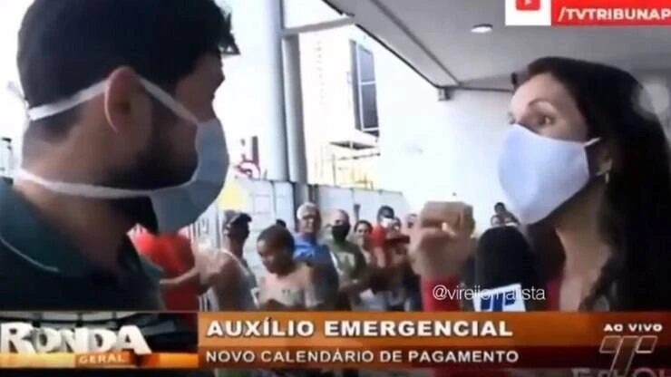 Repórter é empurrada e briga com funcionário da Caixa: 