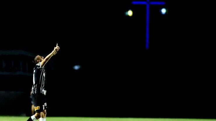 No sufoco, Corinthians vence o Vasco e sobe na tabela do Brasileirão