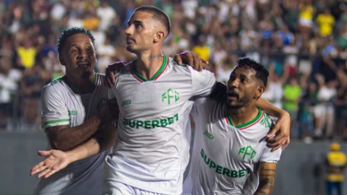 Recém criado, time de Thiago Galhardo é cobrado após quatro jogos