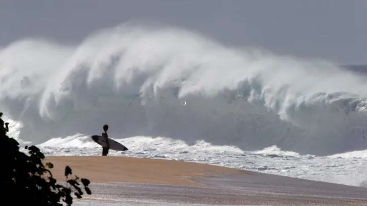 Ondas
gigantescas arrastam 3 turistas para o mar no Havaí; um morre