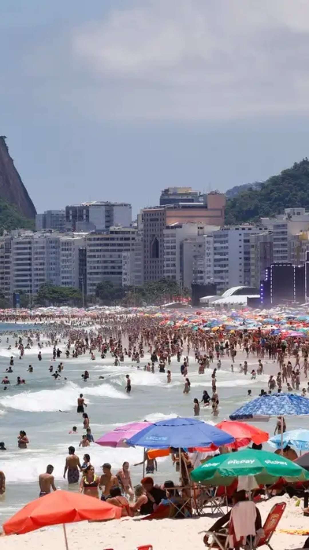 Sol movimenta praias do Rio e noite de Réveillon não deve ter chuva