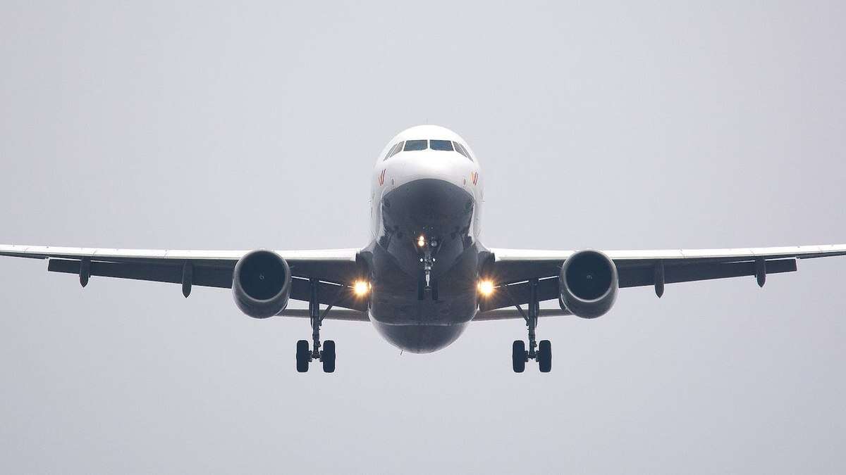 Avião com 153 passageiros desvia da rota após pilotos cochilarem