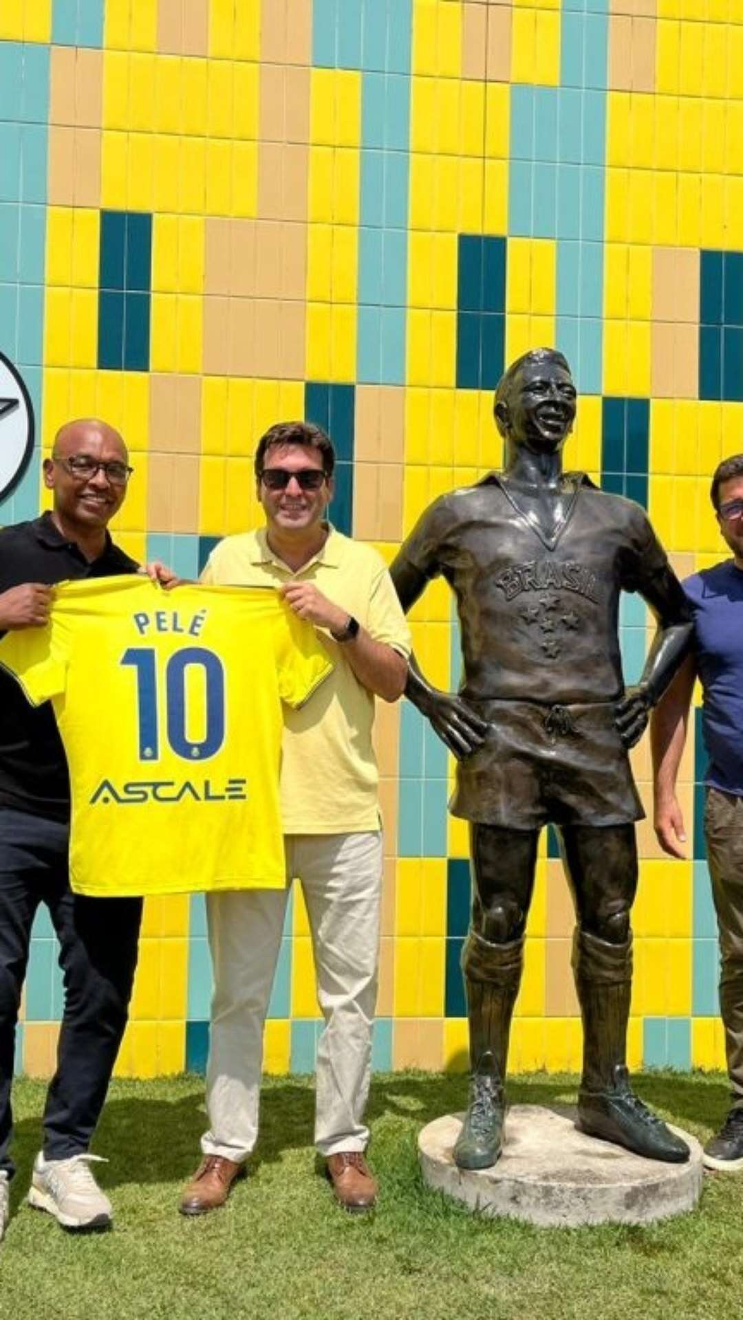 CEO de clube espanhol visita Pelé Academia