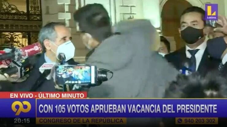 Deputado recebe um soco em entrevista na frente do Congresso; assista
