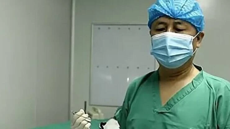 Médicos removem sanguessuga gigante da cabeça de criança na China; veja foto