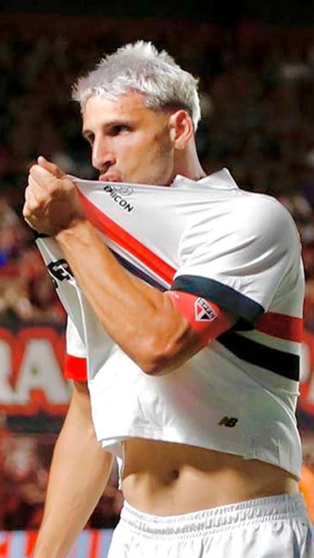 Calleri, do São Paulo, recebe camisa do Real Madrid, de Vinicius Jr