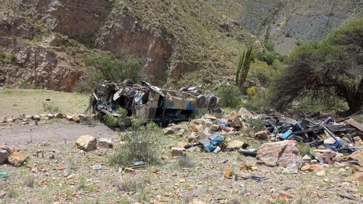 Queda de 800 metros: Ônibus deixa 31 mortos na Bolívia